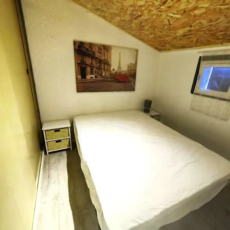 Mitoyenne Avec Piscine Et Parking Pour 4 Personnes - Fr-1-607-189