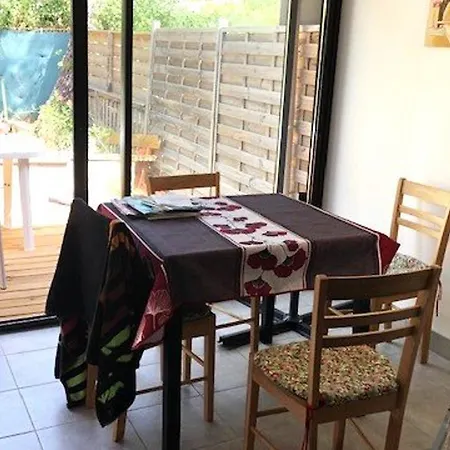 Mitoyenne Avec Piscine Et Parking Pour 4 Personnes - Fr-1-607-189