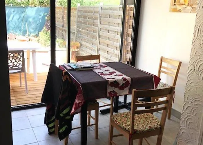 Mitoyenne Avec Piscine Et Parking Pour 4 Personnes - Fr-1-607-189